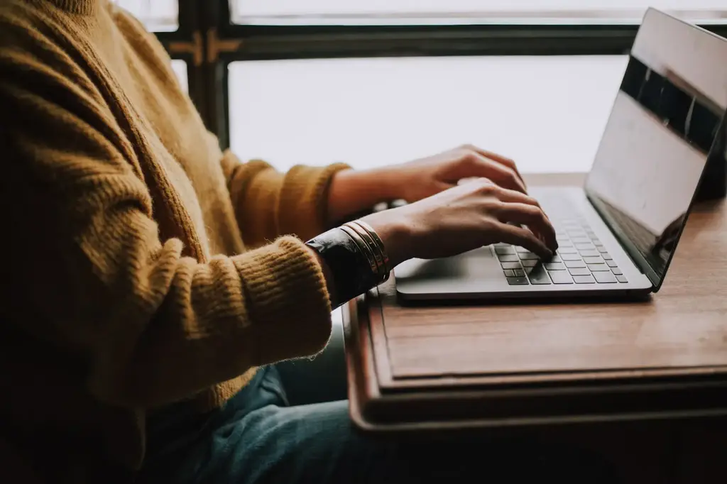 A woman doing cold email in her laptop