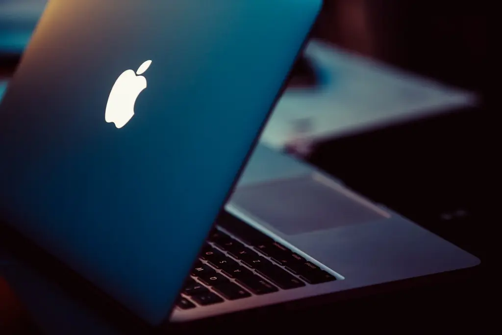 Mac laptop for iCloud SMTP Settings